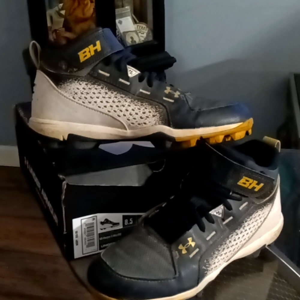 Men's baseball cleats